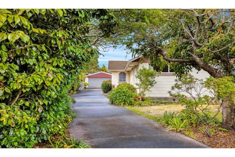 Photo of property in 7 Mirfield Place, Russley, Christchurch, 8042