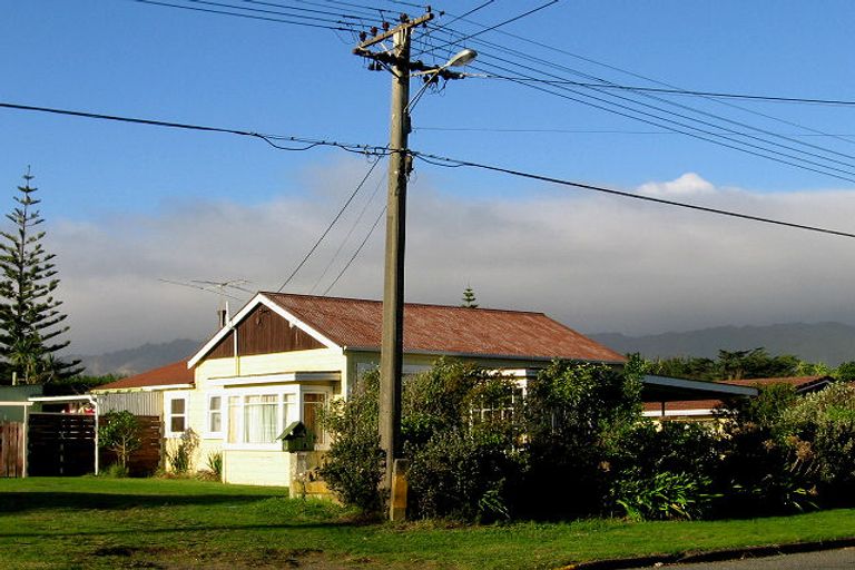 Photo of property in 23 Rauparaha Street, Waikanae Beach, Waikanae, 5036