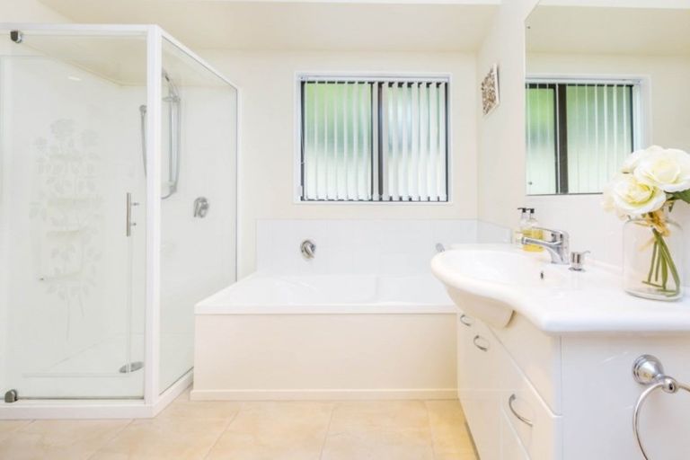 Photo of property in 40 King Charles Drive, Kingsley Heights, Upper Hutt, 5018