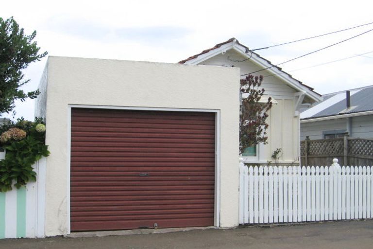 Photo of property in 26 Apu Crescent, Lyall Bay, Wellington, 6022