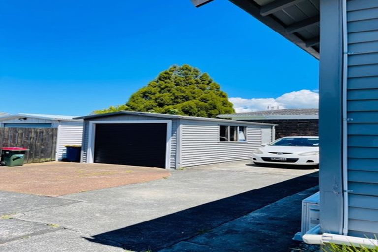 Photo of property in 3208a Great North Road, New Lynn, Auckland, 0600