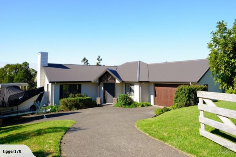 Photo of property in 4 Gavinike Place, Waimauku, 0812