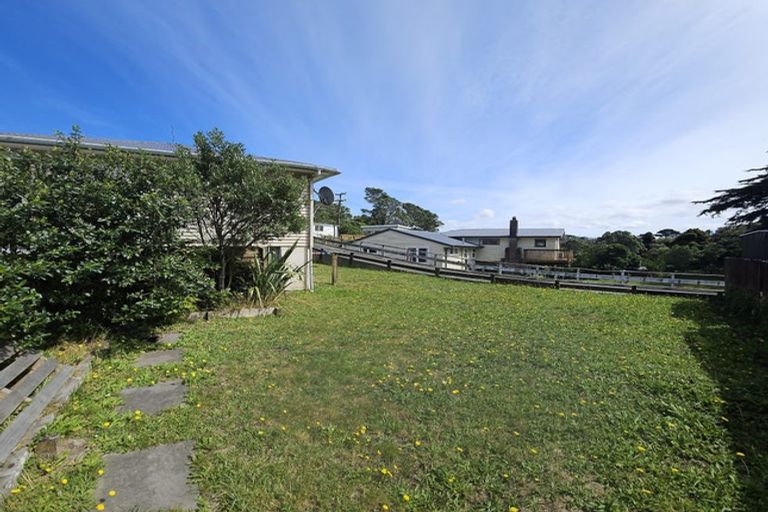 Photo of property in 43 Lyndfield Lane, Newlands, Wellington, 6037