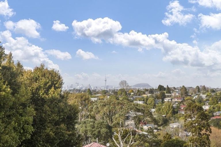 Photo of property in 4/1 Cheval Drive, Totara Vale, Auckland, 0629