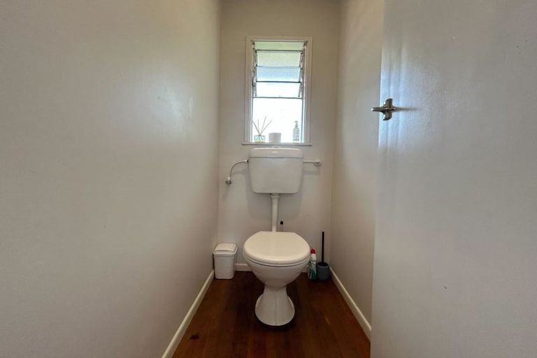 Photo of property in 33 Pupuke Road, Birkenhead, Auckland, 0627