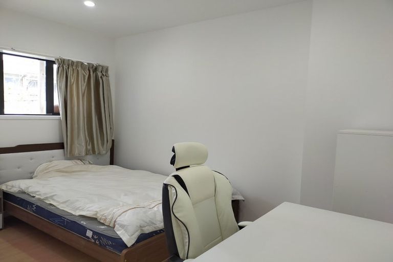 Photo of property in 2/84 Velma Road, Hillcrest, Auckland, 0627