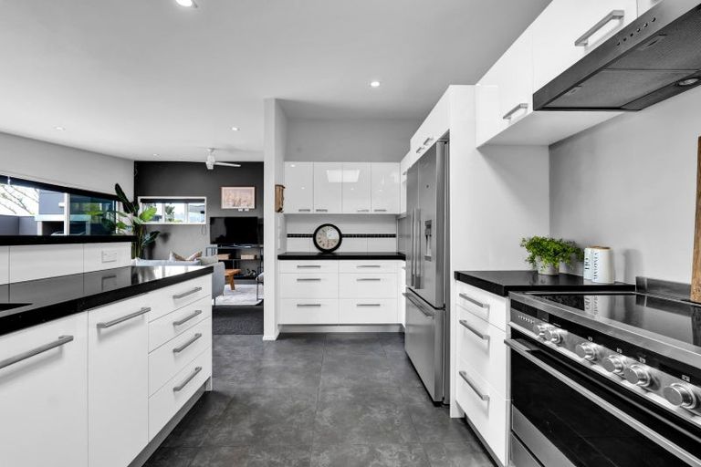 Photo of property in 14 Shearer Drive, Oakura, 4314