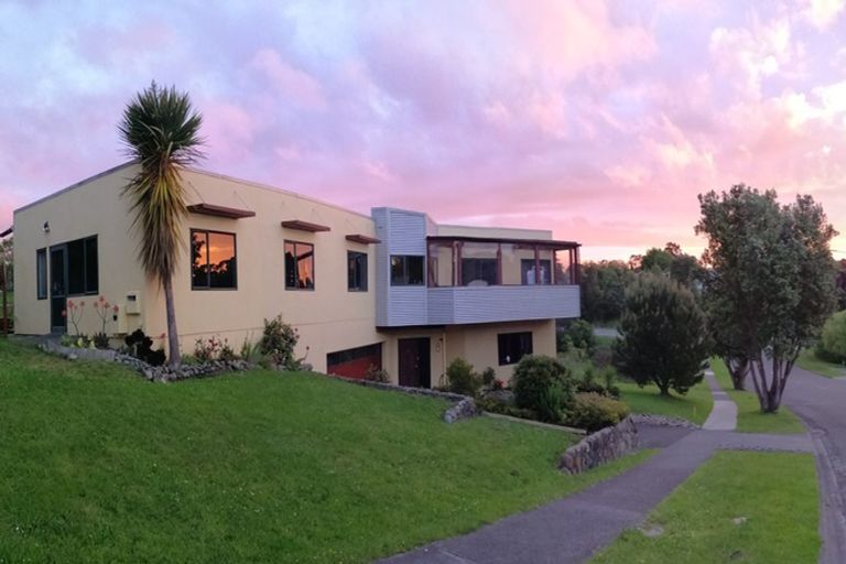 Photo of property in 8 Ruapehu Drive, Fitzherbert, Palmerston North, 4410