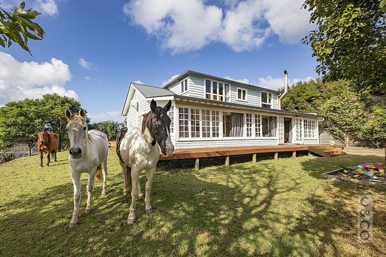 Photo of property in 344 Waitakere Road, Taupaki, Henderson, 0782