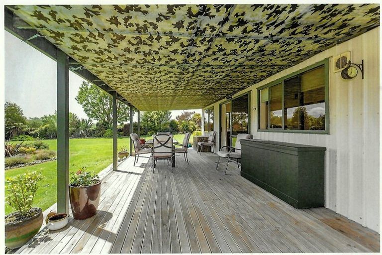 Photo of property in 370 Tararua Road, Levin, 5571