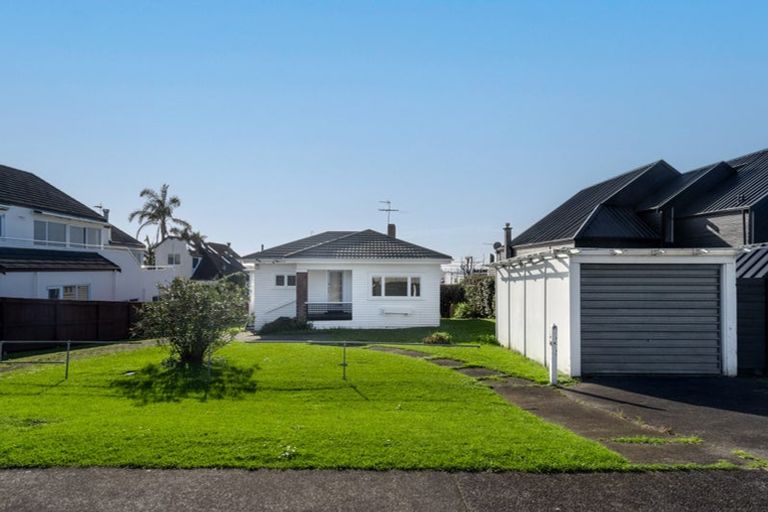 Photo of property in 92 Mellons Bay Road, Mellons Bay, Auckland, 2014