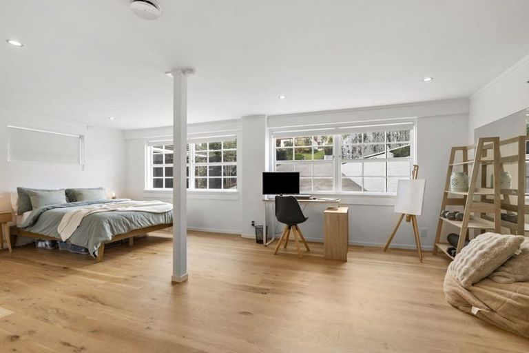 Photo of property in 16 Pickwick Parade, Mellons Bay, Auckland, 2014