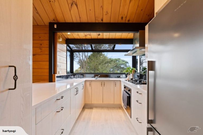 Photo of property in 52 Rauhuia Crescent, Parau, Auckland, 0604