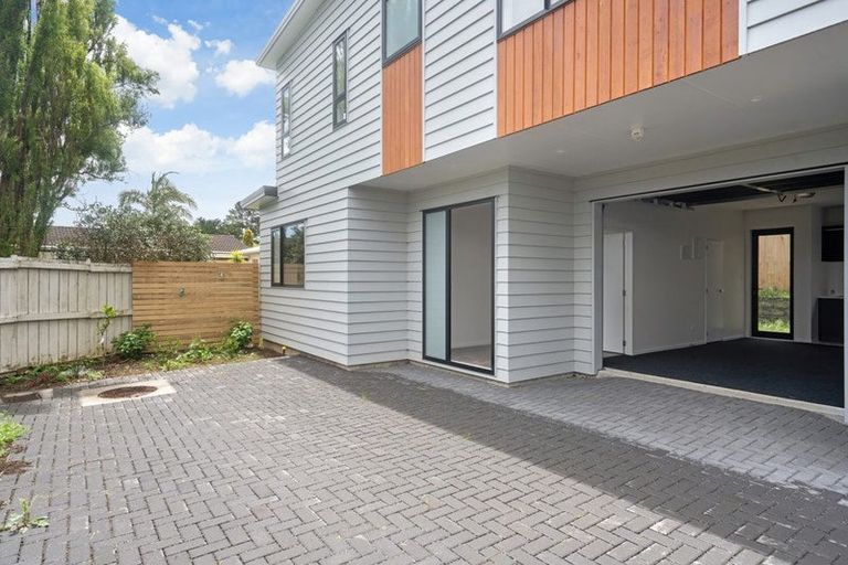 Photo of property in 43d Fitzherbert Avenue, West Harbour, Auckland, 0618