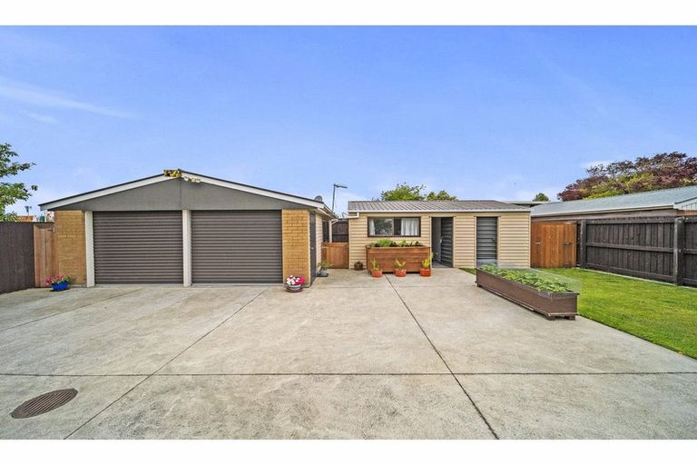 Photo of property in 108 Wainoni Road, Avondale, Christchurch, 8061