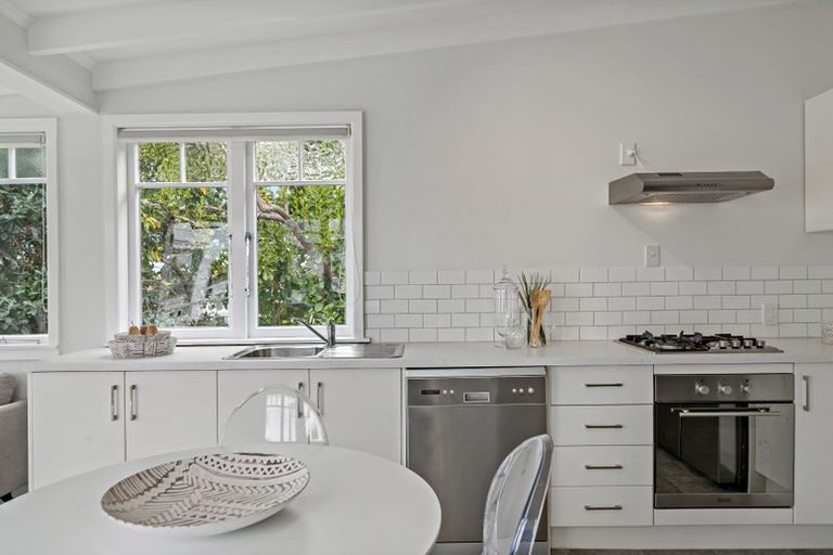 Photo of property in 24 Alberta Street, Point Chevalier, Auckland, 1022