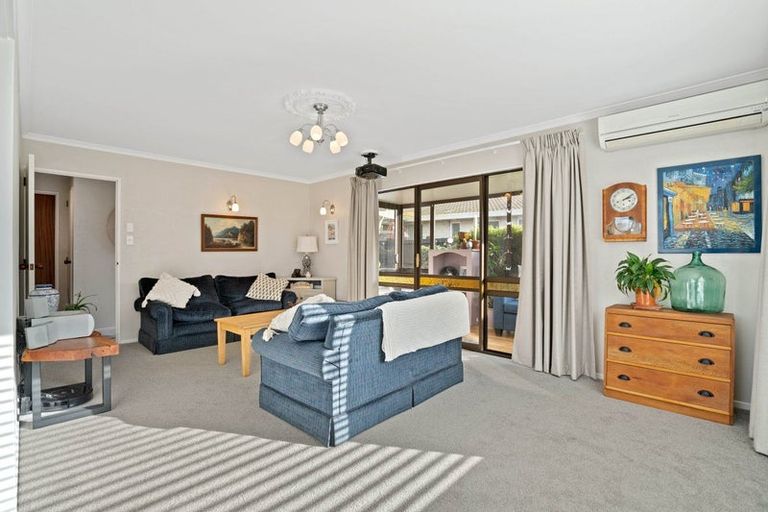 Photo of property in 1a James Condon Place, Redwood, Christchurch, 8051