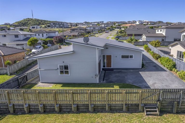 Photo of property in 21 Tasman Close, Aotea, Porirua, 5024