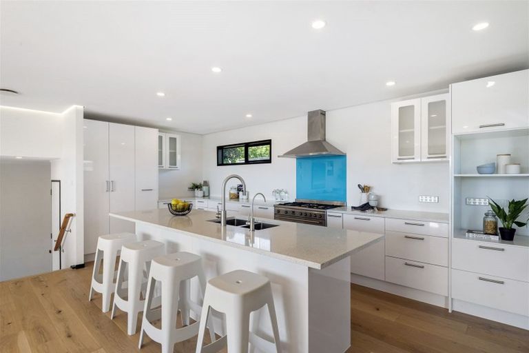 Photo of property in 1/870 Beach Road, Waiake, Auckland, 0630