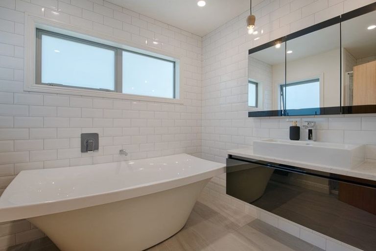 Photo of property in 16 Commodore Parry Road, Castor Bay, Auckland, 0620