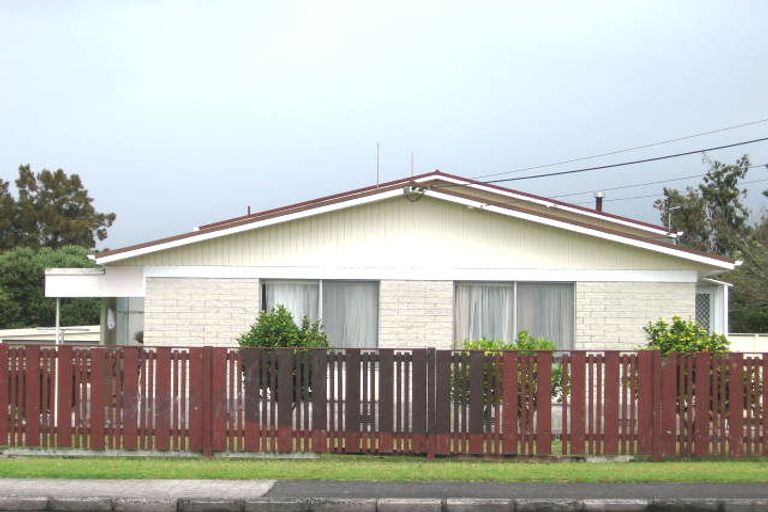 Photo of property in 2/49 Tirimoana Road, Te Atatu South, Auckland, 0602
