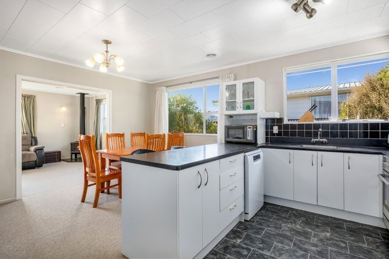 Photo of property in 25 Robson Street, Stokes Valley, Lower Hutt, 5019