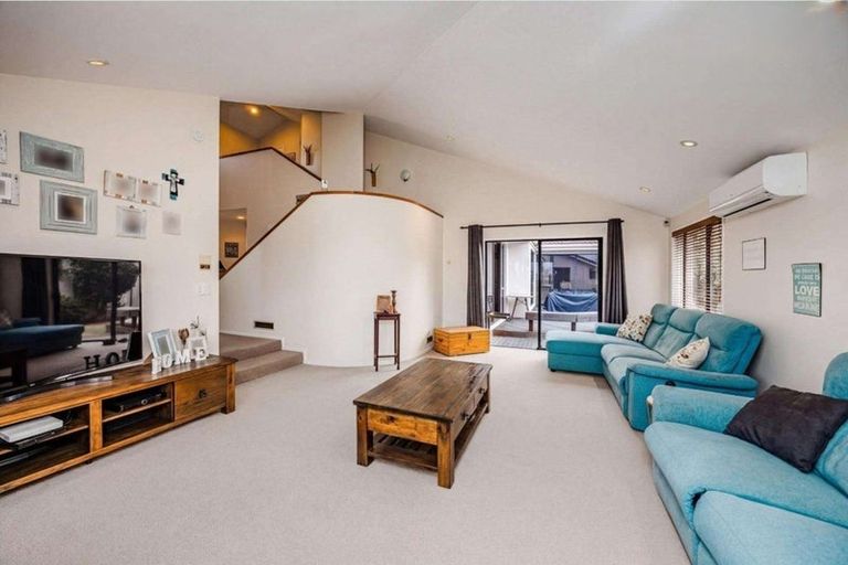 Photo of property in 22 Gillard Place, Eastern Beach, Auckland, 2012