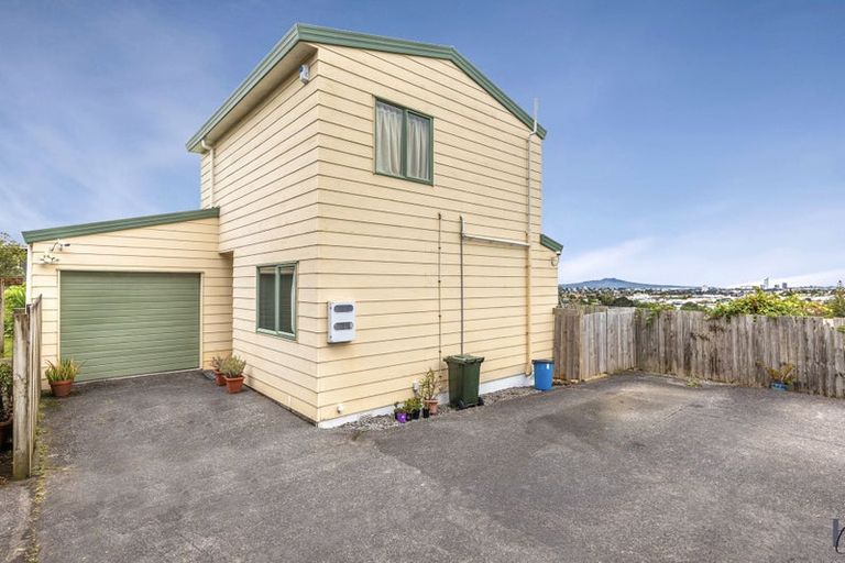 Photo of property in 2/555 Glenfield Road, Glenfield, Auckland, 0629