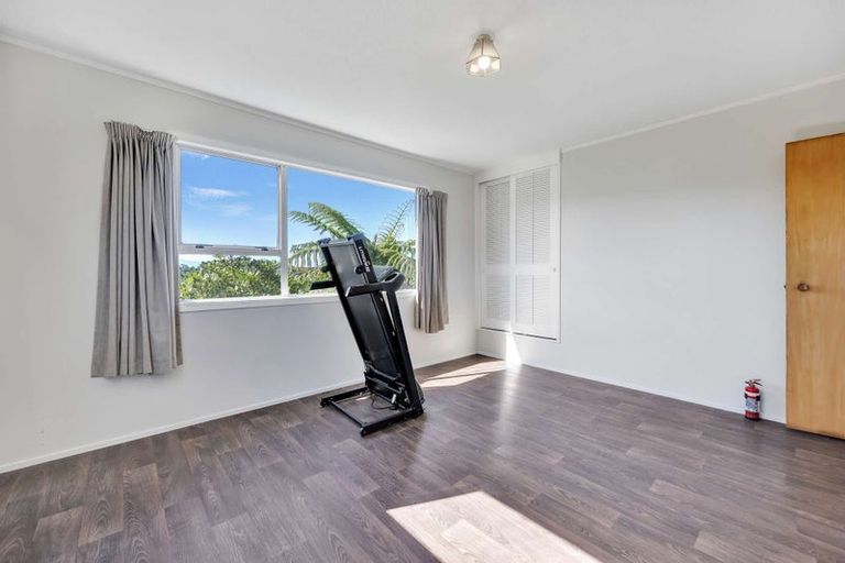 Photo of property in 30a Cheltenham Terrace, Newlands, Wellington, 6037
