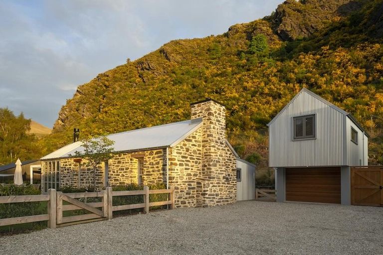 Photo of property in 32 Flynn Lane, Arrowtown, 9302