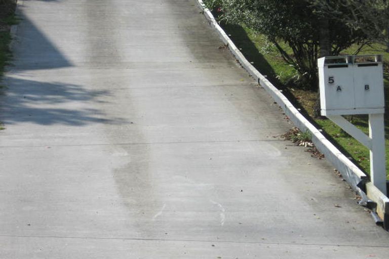 Photo of property in 2/5 Newstead Avenue, Browns Bay, Auckland, 0632