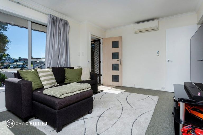 Photo of property in 1/9 Lancelot Place, Glenfield, Auckland, 0629