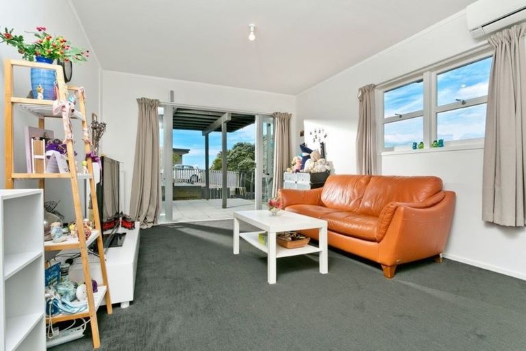 Photo of property in 2/33 Hyde Road, Rothesay Bay, Auckland, 0630