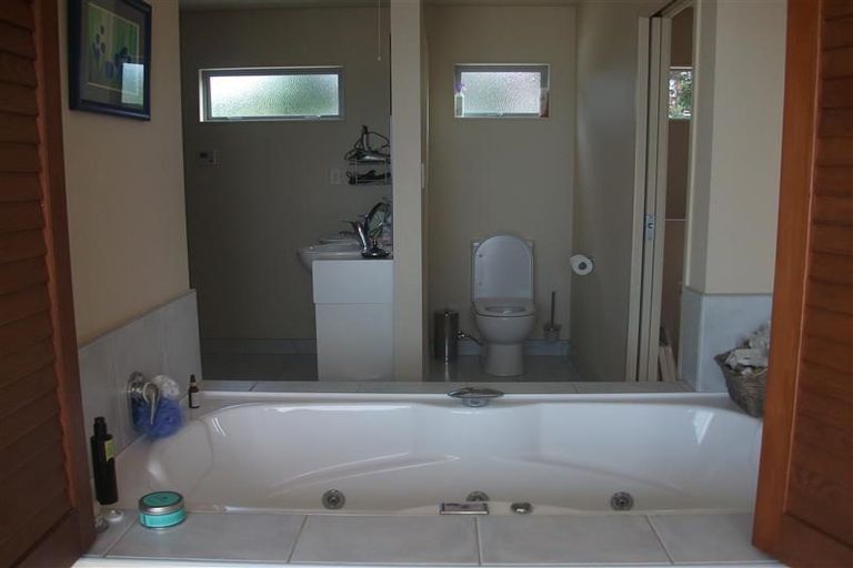 Photo of property in 51 Churchill Road, Murrays Bay, Auckland, 0630