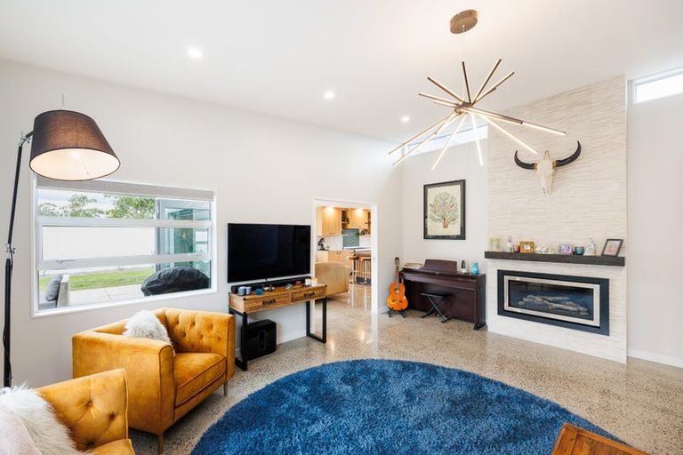 Photo of property in 2 Chestnut Close, Kelvin Grove, Palmerston North, 4414