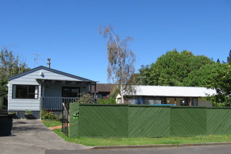 Photo of property in 4 Woodman Place, West Harbour, Auckland, 0618