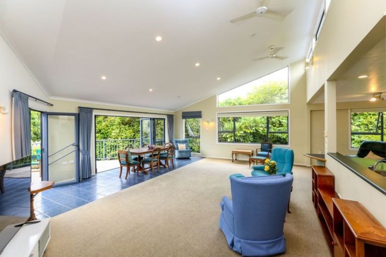 Photo of property in 10 Mcfarlane Street, Oakura, 4314