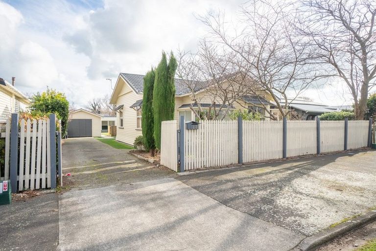 Photo of property in 18 Kingswood Street, Takaro, Palmerston North, 4412