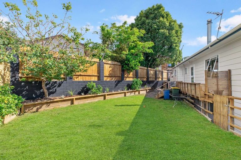 Photo of property in 1/16 Midgley Road, West Harbour, Auckland, 0618