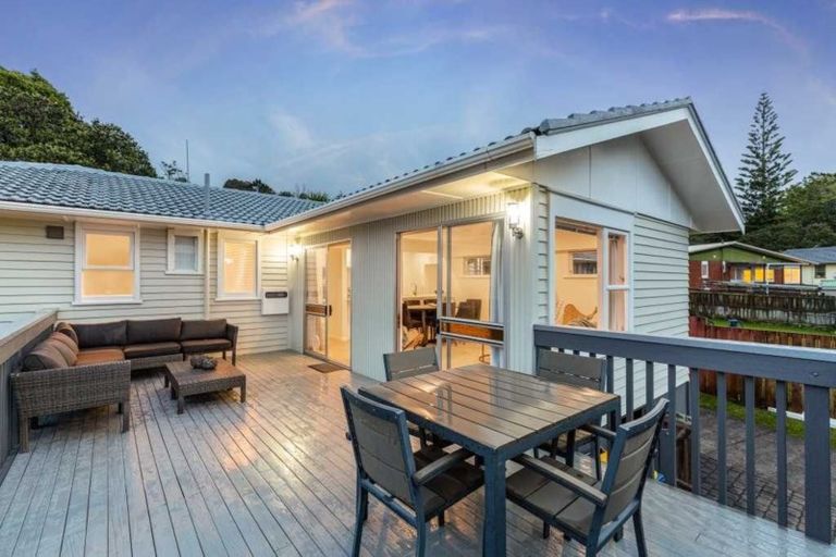 Photo of property in 9 Pendlebury Street, Green Bay, Auckland, 0604