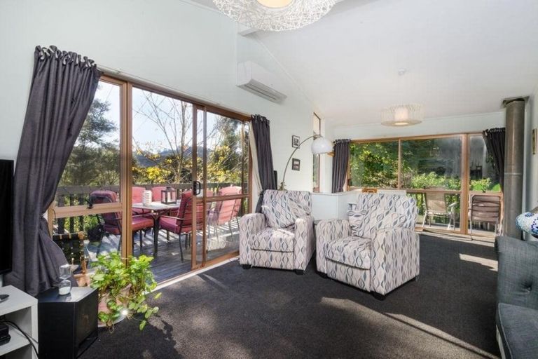 Photo of property in 42 Opanuku Road, Henderson Valley, Auckland, 0612