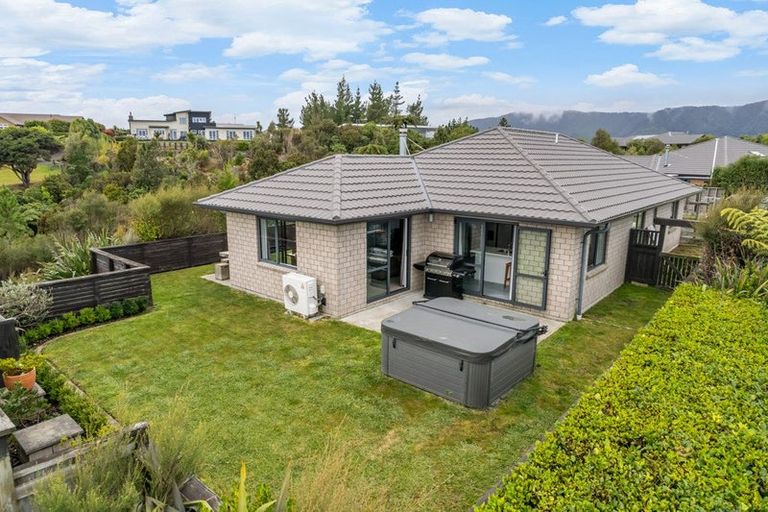 Photo of property in 5 Mckenzie Way, Timberlea, Upper Hutt, 5018