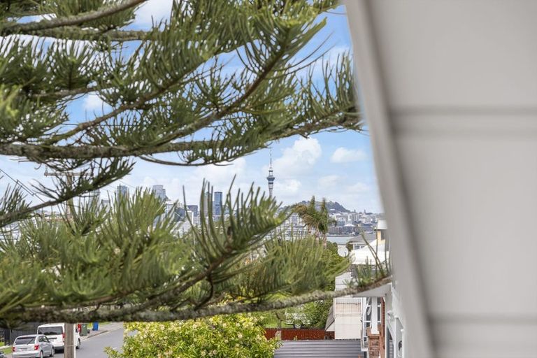 Photo of property in 2/104 Sylvan Avenue, Northcote, Auckland, 0627