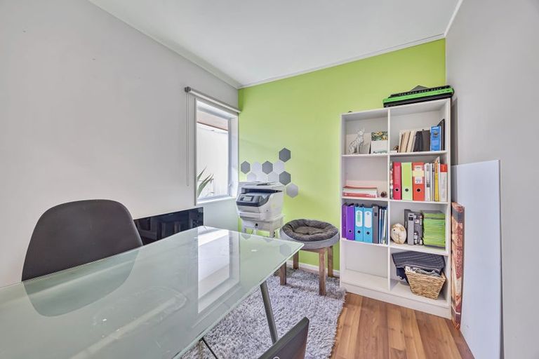 Photo of property in 6 Hanly Close, West Harbour, Auckland, 0618