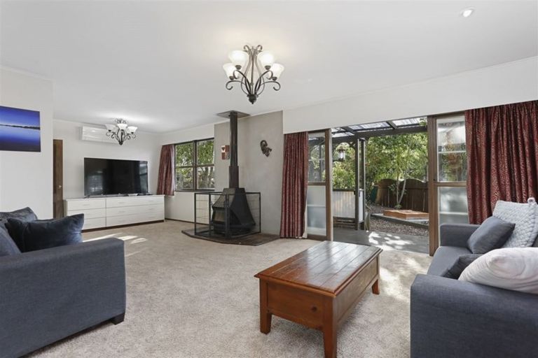 Photo of property in 9 James Scott Place, Te Atatu South, Auckland, 0602