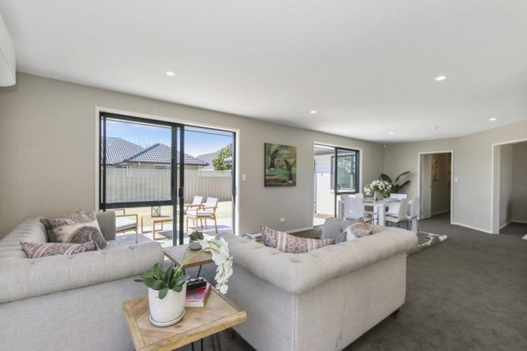 Photo of property in 16 Dumas Place, Rosehill, Papakura, 2113
