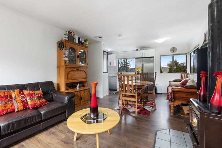 Photo of property in 2/6 Orton Street, Glenfield, Auckland, 0627