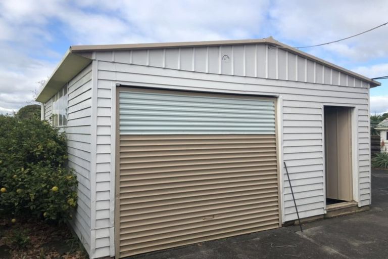 Photo of property in 100 Gossamer Drive, Pakuranga Heights, Auckland, 2010