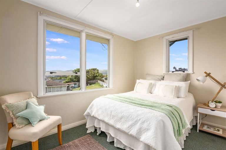 Photo of property in 2 Hiwi Crescent, Titahi Bay, Porirua, 5022