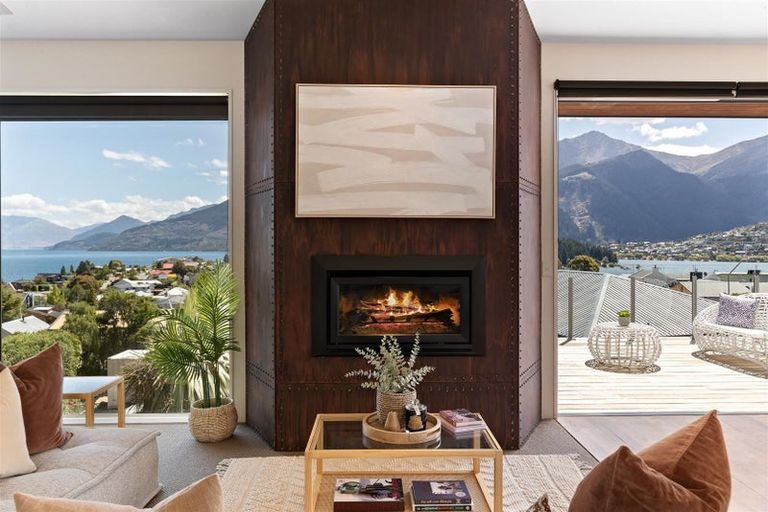 Photo of property in 17 Poplar Drive, Kelvin Heights, Queenstown, 9300